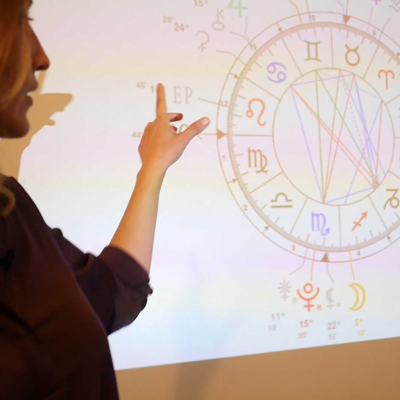 Natacha Fraziez en train de réaliser une conférence sur l'astro-coaching et l'astrologie karmique