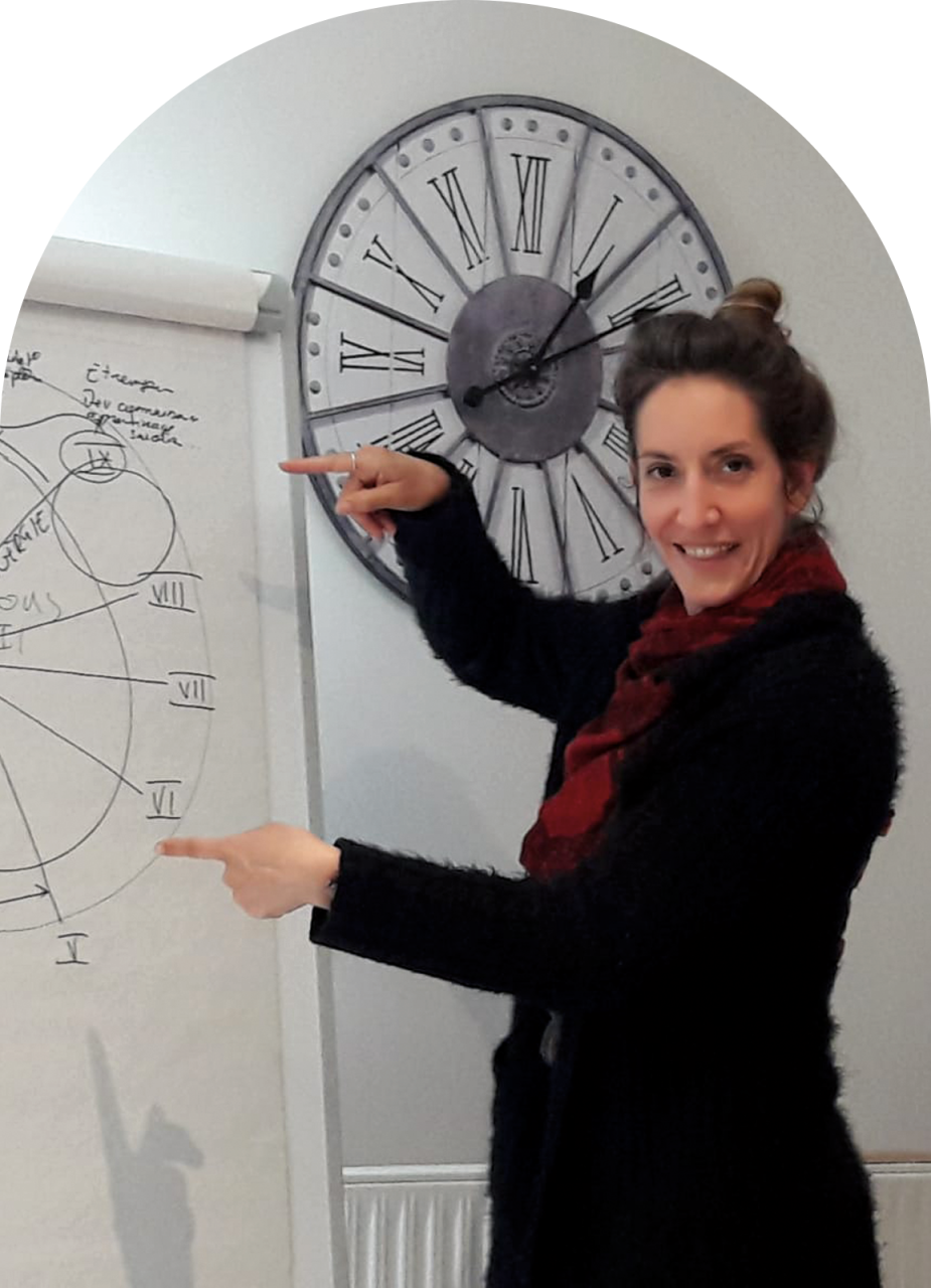 Natacha Frazier, en train d'animer une conférence d'astro-coaching en Ariège (09)